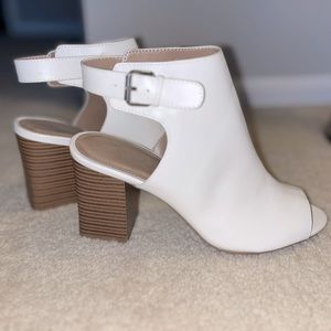 WHITE OPEN-TOED WEDGED HEEL (7 1/2 Size)